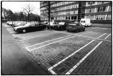 351287 Gezicht op de parkeerplaats voor het flatgebouw aan de Bangkokdreef te Utrecht.